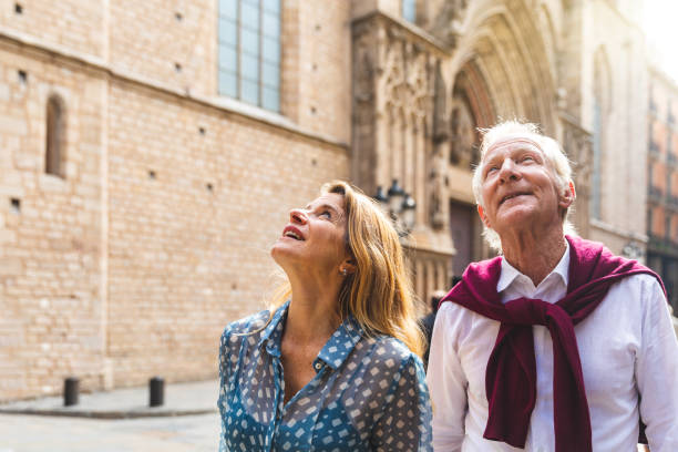 coppia di turisti anziani che visitano il centro storico di barcellona - spanish culture foto e immagini stock