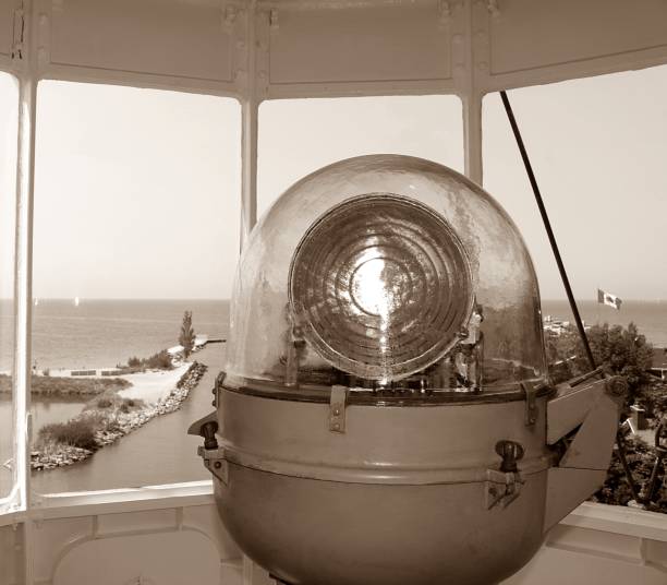 gros plan d’illumunated lampe de phare en tons sépia - illumunated photos et images de collection