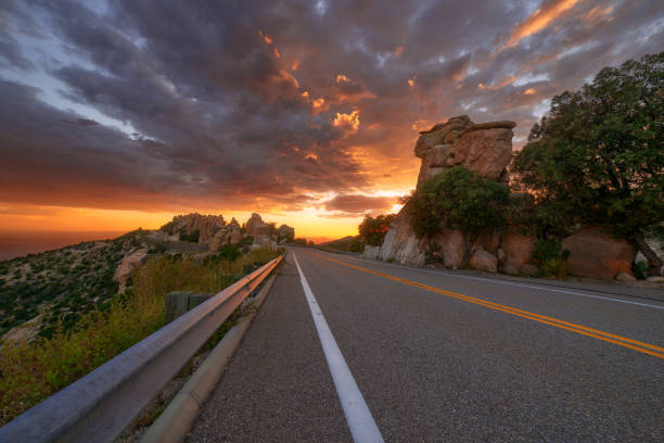 coloré ciel coucher de soleil au-dessus de la voie de catalina sur mont lemmon, près de tucson, en arizona. - mt lemmon photos et images de collection