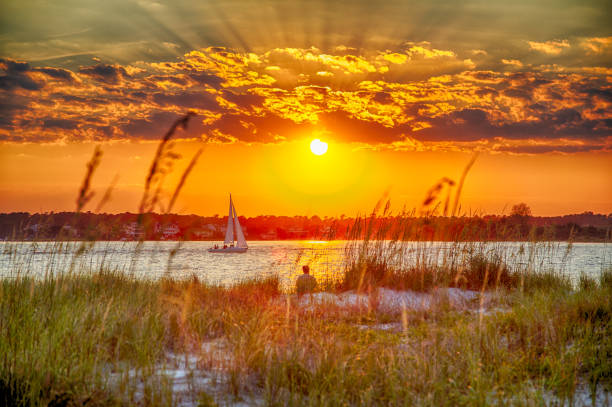 zonsondergang over wrightsville beach, nc - zeegras rus fotos stockfoto's en -beelden