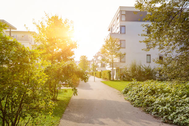 緑豊かな住宅エリアでマンションのモダンな住宅 - trees urban ストックフォトと画像