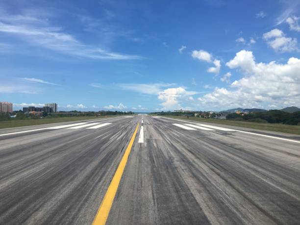 pista de aeroporto clara pelo piloto vista com fundo azul céu - vista da cabina - fotografias e filmes do acervo