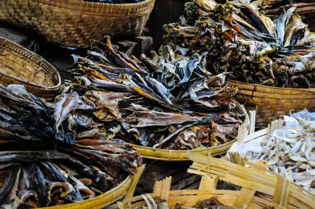 The fish, dried in the sun, is preserved, salted in straw baskets.