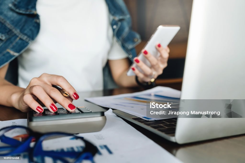 hombre de negocios trabajando con calculadora y computadora de la tableta digital con efecto de capa de estrategia de negocio financiero en concepto de oficina, contador y auditor. - Foto de stock de Presupuesto libre de derechos