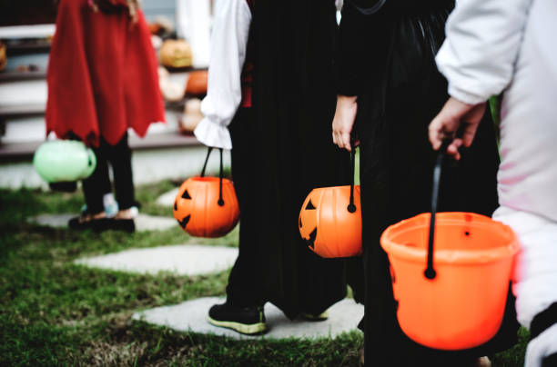 kleine kinder in halloween-kostümen - trick or treat stock-fotos und bilder