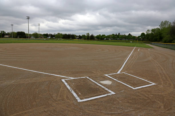 campo de béisbol nublado - baseball diamond baseball baseline grass fotografías e imágenes de stock