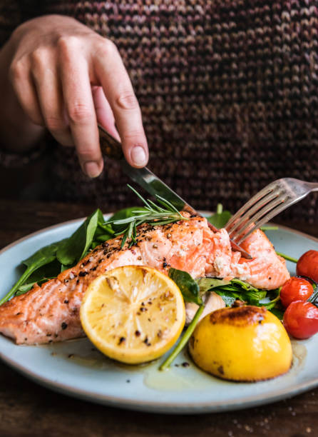 idea di ricetta di fotografia di cibo al salmone al forno - salmon dinner foto e immagini stock