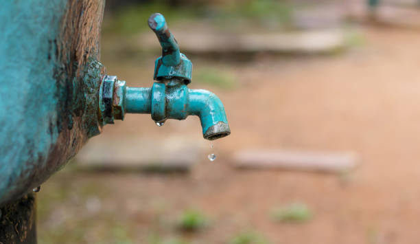 uma torneira com água drop / conceito de consumo de água - valve water pipe leaking faucet - fotografias e filmes do acervo