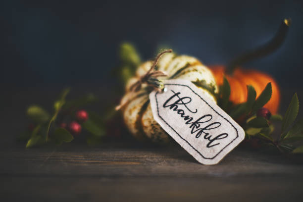 おかげでカボチャの品揃えのある静物と感謝のメッセージを与えること - thanksgiving table setting autumn ストックフォトと画像