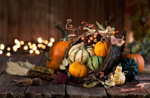 acción de gracias otoño cosecha calabaza cuerno de la abundancia - cornucopia fotografías e imágenes de stock