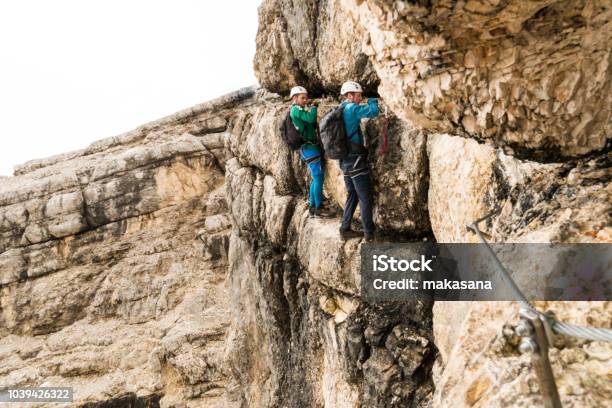 Zwei Junge Attraktive Männliche Bergsteiger Auf Sehr Exponierten Klettersteig In Den Dolomiten Italien Stockfoto und mehr Bilder von Klettersteig