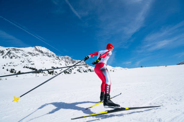 斜面の上でスケート スキーヤー クロス 1 人の男性 - mens cross country skiing ストックフォトと画像