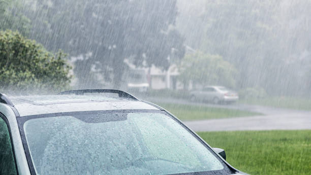 chuva torrencial tempestade encharcando carros estacionados - raining cats and dogs - fotografias e filmes do acervo