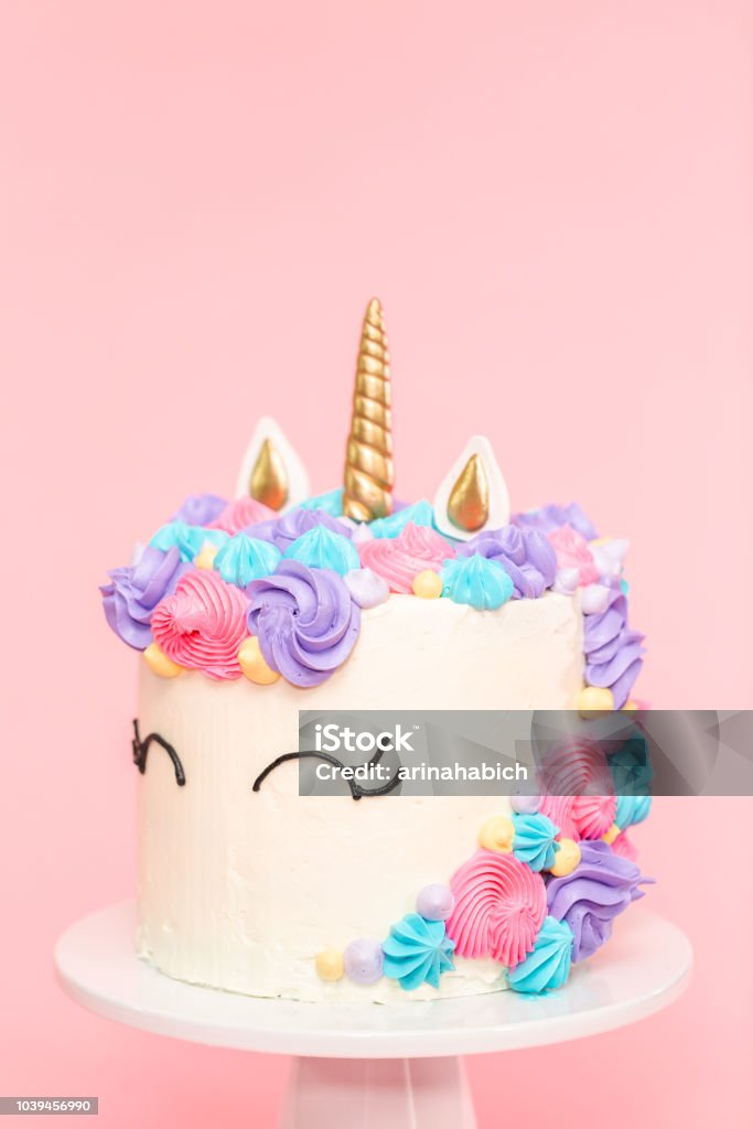 Torta De Unicornio Decoradas Con Glaseado De Crema De Mantequilla Multicolor Foto de stock y más banco de imágenes de Alimento - iStock Torta De Unicornio Decoradas Con Glaseado De Crema De Mantequilla Multicolor Foto de stock y más banco de imágenes de Alimento - iStock