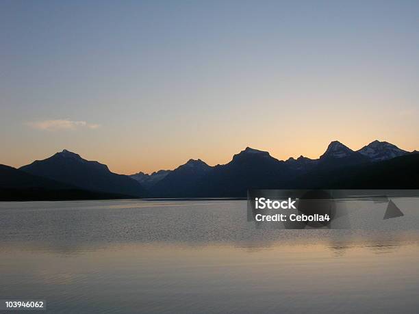 Lago Mcdonald Em Sunrise Glaciar Montana - Fotografias de stock e mais imagens de Amanhecer - Amanhecer, Amarelo, Ao Ar Livre