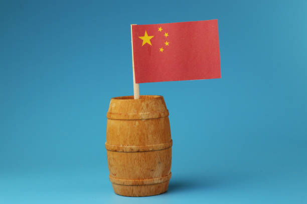 una vista sulla bandiera nazionale della cina su bastone di legno su botte di legno - travel locations europe china beijing foto e immagini stock