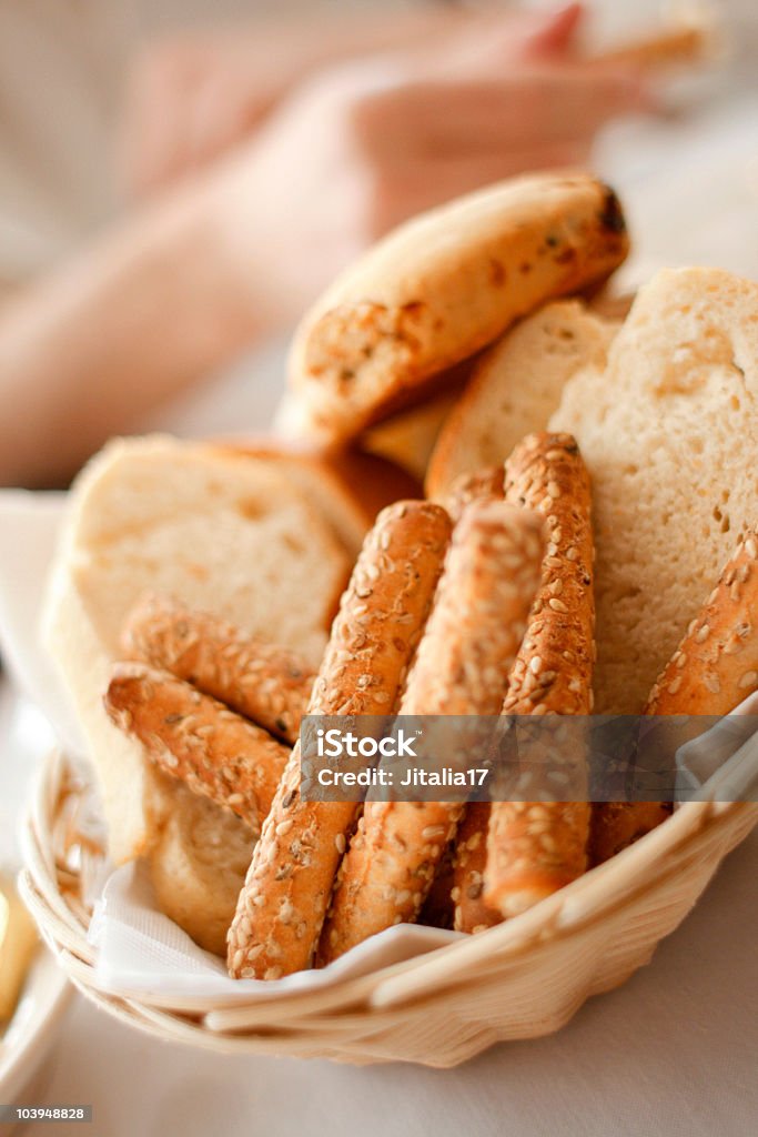 Breadsticks y Arrollados para cena en la mesa de comedor - Foto de stock de Alimento libre de derechos