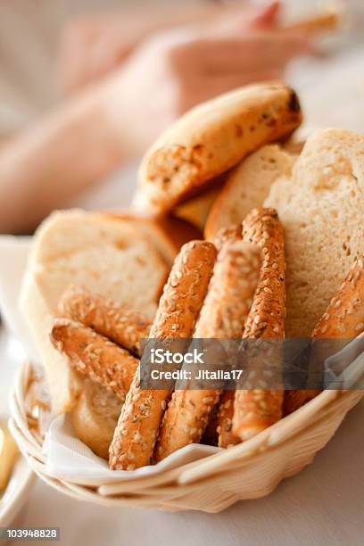 Breadsticks Y Arrollados Para Cena En La Mesa De Comedor Foto de stock y más banco de imágenes de Alimento