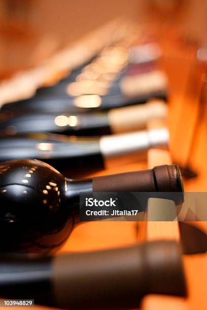 Assortimento Di Vini Su Rack Focus Vinoacque Basse - Fotografie stock e altre immagini di Alchol