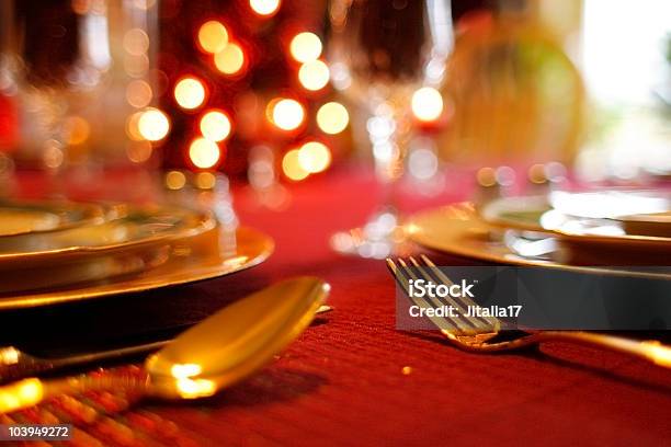 Marco Decorativo Navidad Mesa De Mantel Y Vajilla Foto de stock y más banco de imágenes de Rojo - Rojo, Navidad, Cena