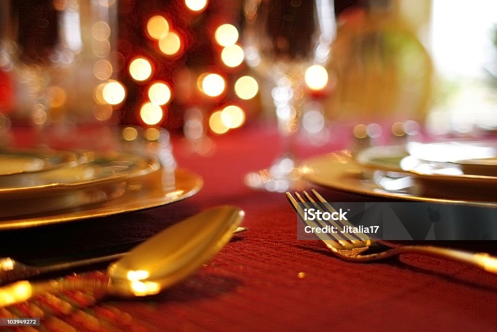 Рождество в таблице Настройка-Декоративные скатерть и столовые приборы - Стоковые фото Красный роялти-фри