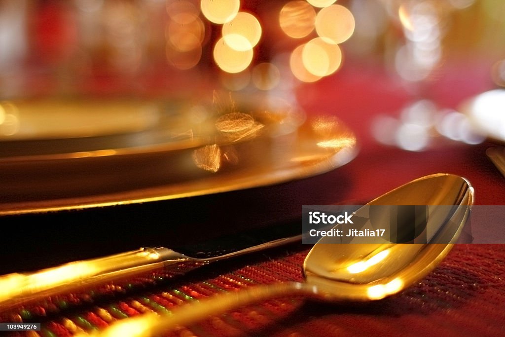 Festliche Tabelle Einstellung: Unscharf Weihnachtsbeleuchtung im Hintergrund - Lizenzfrei Gold - Edelmetall Stock-Foto