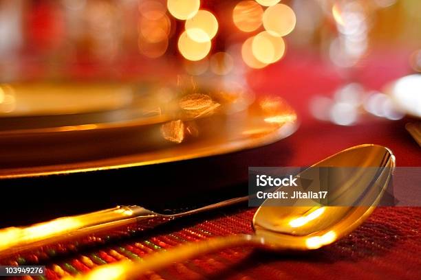 Festliche Tabelle Einstellung Unscharf Weihnachtsbeleuchtung Im Hintergrund Stockfoto und mehr Bilder von Gold - Edelmetall