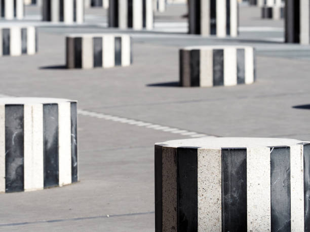 les deux plateaux or colonnes de buren, is a art installation created by french artist daniel buren in 1985-1986. it is located in the inner courtyard of the palais royal - urban scene real estate nobody white imagens e fotografias de stock