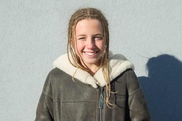 крупным планом открытый зимний портрет школьницы 12,13 лет - 13 14 years стоковые фото и изображения