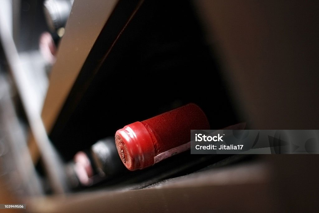 Cantina di vini: Dusty bottiglie di vino di invecchiamento su un Rack - Foto stock royalty-free di Bottigliera