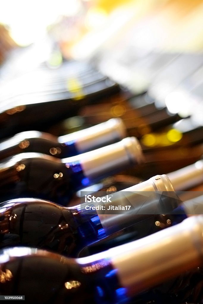 Fila de botellas de vino, Close Up con poca atención - Foto de stock de Sótano almacén libre de derechos