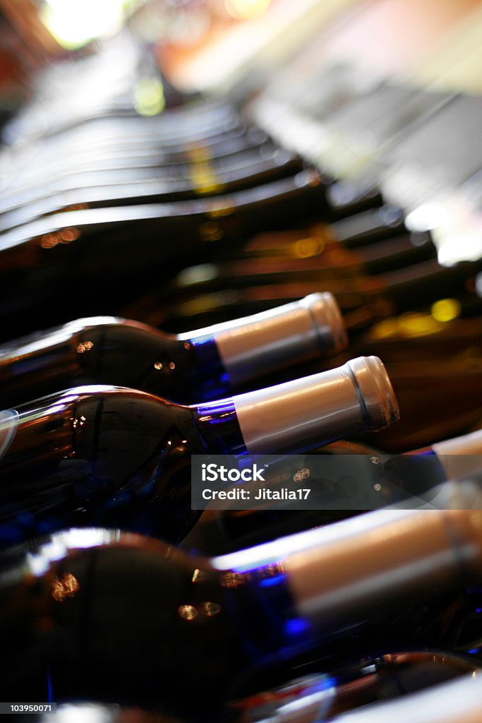 Blanc bouteilles de vin sur un Rack-Effet de Perspective - Photo de Alcool libre de droits