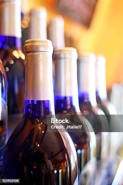 Rząd Kobaltowoniebieskiej Butelek Winazbliżenie - zdjęcia stockowe i więcej obrazów Alkohol - napój - Alkohol - napój, Bez ludzi, Białe wino