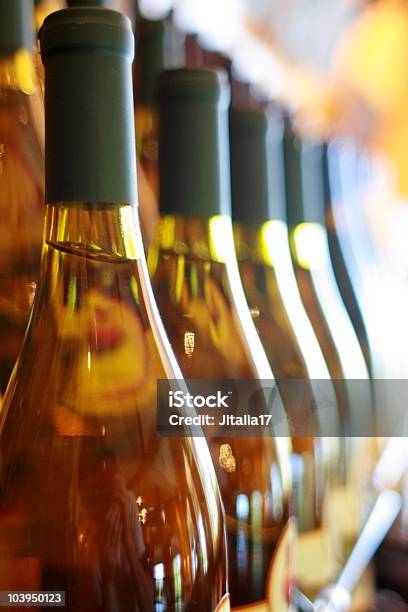 Botellas De Vino Blanco En Una Fila Foto de stock y más banco de imágenes de Botella - Botella, Cristal - Material, Rojo