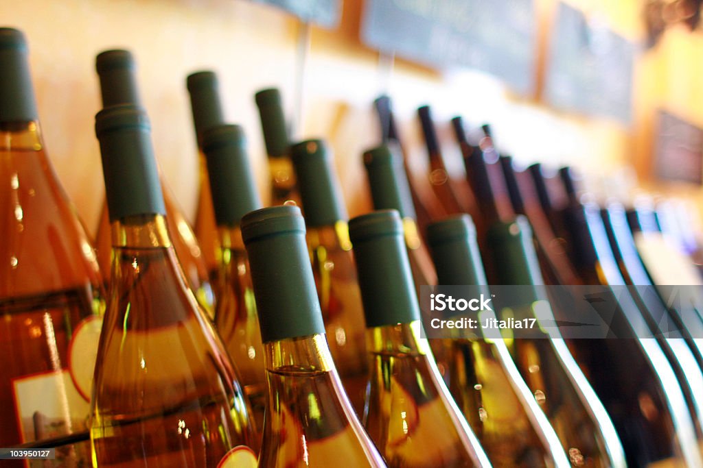Linhas de garrafas de vinho branco com luz Natural - Royalty-free Garrafeira Foto de stock