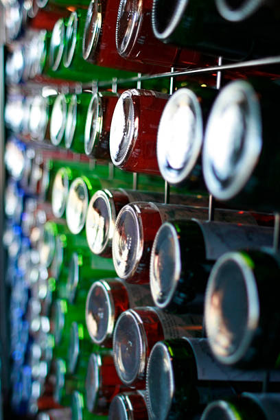 colorido botellas de vino en un rack de encuadre completo - wine wine rack liquor store bar fotografías e imágenes de stock