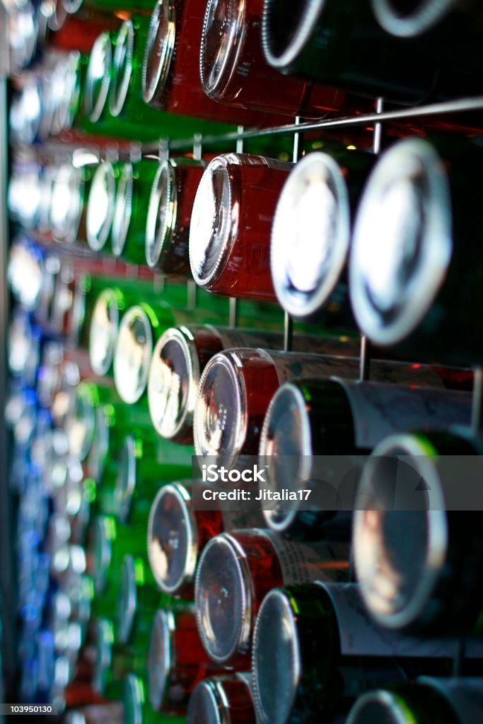 Colorido garrafas de vinho em Rack-Quadro total - Foto de stock de Abundância royalty-free