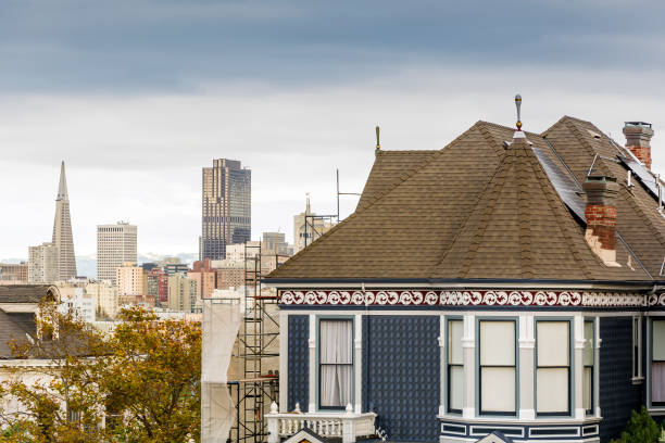 サンフランシスコのスカイラインのビクトリア朝の家の詳細 - roof row house house san francisco county ストックフォトと画像