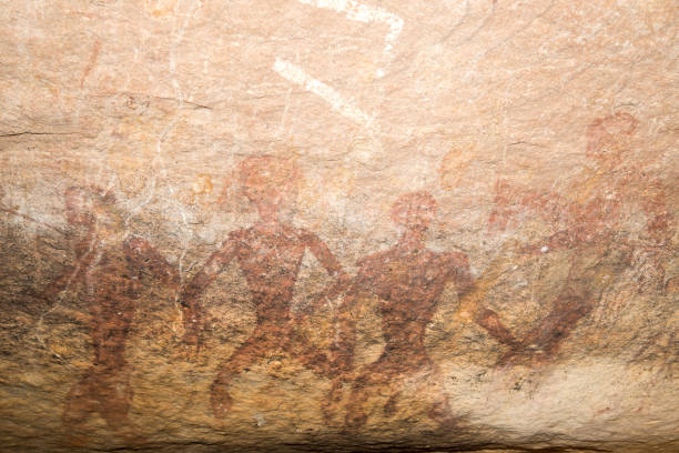 pitture rupestri sul muro, dipinte ocra roccia. l'uomo preistorico, il primitivo neanderthal. il capo della tribù, lo sciamano, gli animali domestici, nativo. l'età della pietra. questi dipinti situati a phu phra bat suo - neanderthal foto e immagini stock