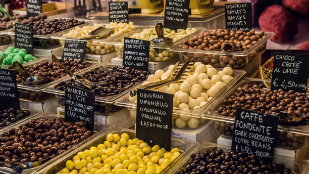 diversi tipi di pralina nello stand italiano - mandorla, limoncello, caffè, nocciole, pistacchio - chocolate almond foods and drinks white chocolate foto e immagini stock