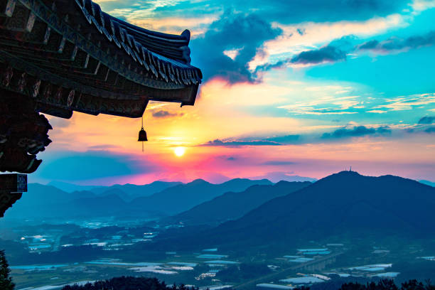 wschód słońca z tradycyjną koreańską świątynią - korea zdjęcia i obrazy z banku zdjęć