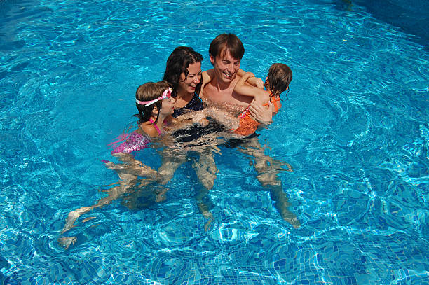 tempo com a família na piscina - vista da cobertura superior - fotografias e filmes do acervo