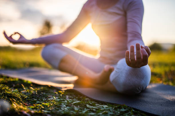 zbliżenie medytacji w parku o wschodzie słońca. - nature wellbeing freshness healthy lifestyle zdjęcia i obrazy z banku zdjęć