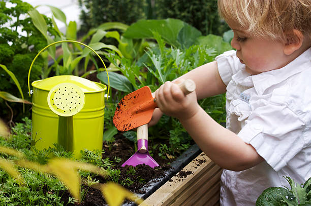 niño de jardinería - herramientas jardineria fotografías e imágenes de stock