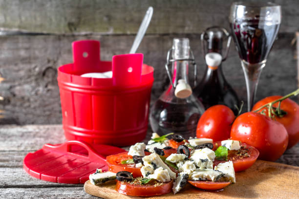 salade grecque, la nourriture végétarienne, notion d’alimentation saine - balsamic vinegar bottle vinegar red wine photos et images de collection