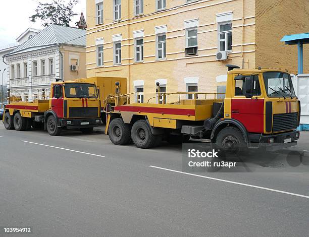 Rossogiallo Camion Di Emergenza - Fotografie stock e altre immagini di Arrugginito - Arrugginito, Asfalto, Automobile