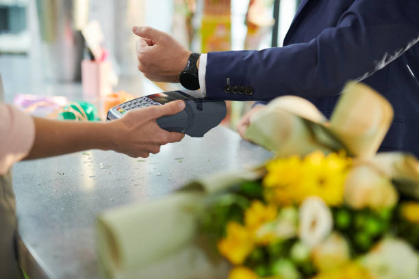 istock Customer Paying in Shop 1039551504
