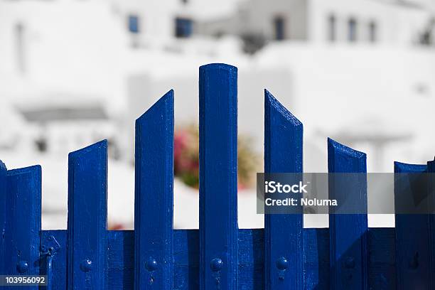 Blue Gate W Santorini - zdjęcia stockowe i więcej obrazów Drewno - Tworzywo - Drewno - Tworzywo, Malować, Niebieski