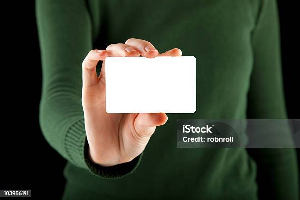 Weibliche Hand Hält Eine Leere Weiße Karte Stockfoto und mehr Bilder von Bankkarte - Bankkarte, Bildhintergrund, Erwachsene Person