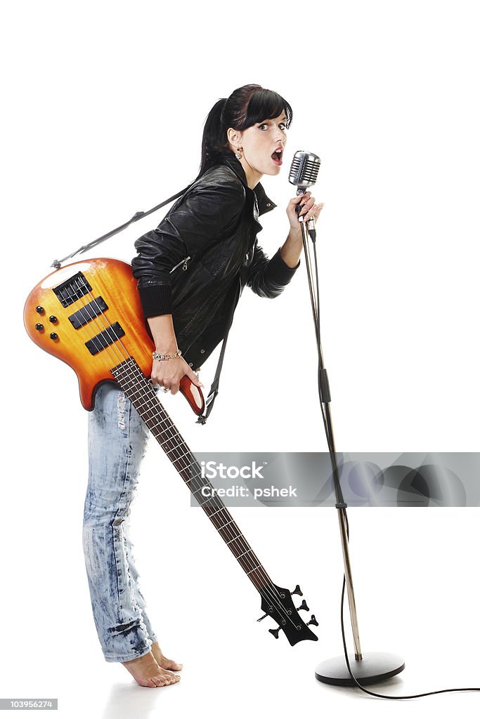 Rock-n-roll Dziewczyna trzyma na gitarze Śpiewać w mikrofon retro - Zbiór zdjęć royalty-free (Artysta)